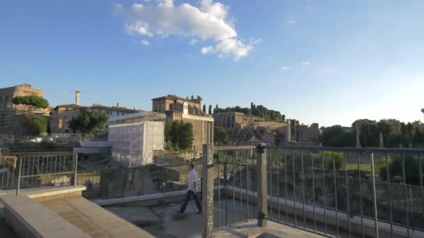 Turistas Admirando Foro Romano César — Vídeos de Stock