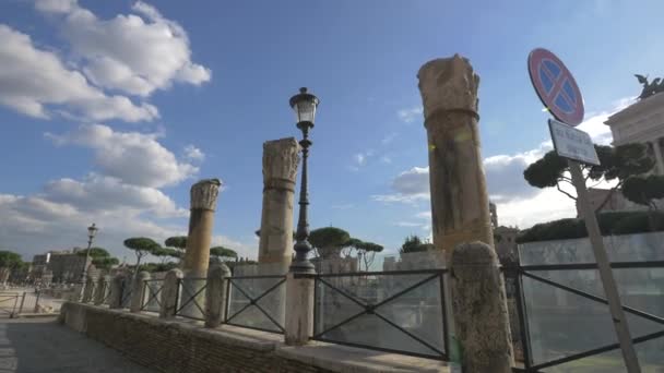 Romba Dőlt Oszlopok Közelében Altare Della Patria — Stock videók