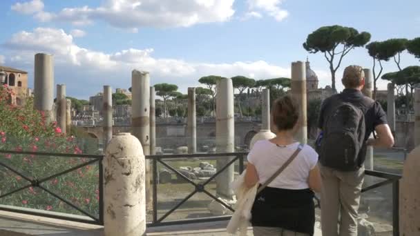 Turistas Admirando Fórum Trajano — Vídeo de Stock