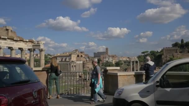 Turistas Admirando Las Antiguas Ruinas Romanas — Vídeos de Stock