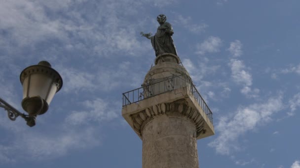 Tiefer Blick Auf Trajans Statue — Stockvideo