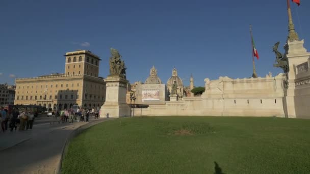 Spazierengehen Und Autofahren Auf Der Piazza Venezia — Stockvideo