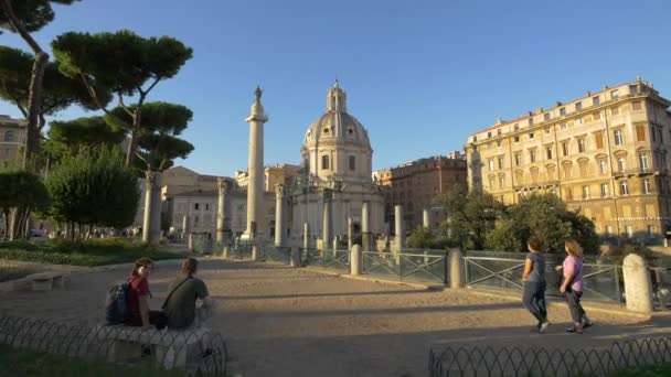 Trajan Forumu Nun Yanında Dinlenen Insanlar — Stok video