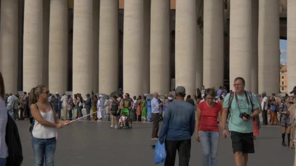 Aziz Peter Meydanı Nda Yürüyüp Fotoğraf Çekiyorlar — Stok video
