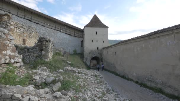 Passeggiando Lungo Mura Fortificate Della Cittadella Rasnov — Video Stock