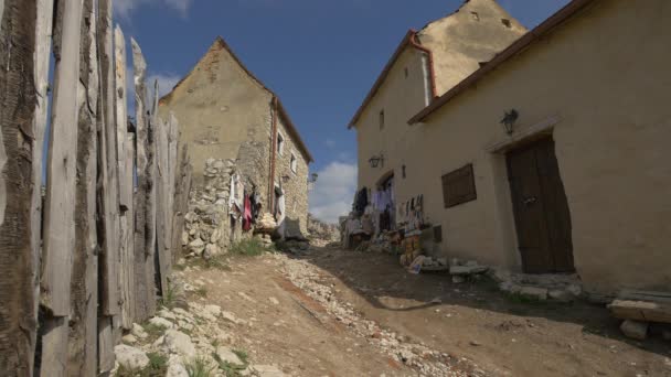 Calle Con Edificios Antiguos Una Valla Madera — Vídeo de stock