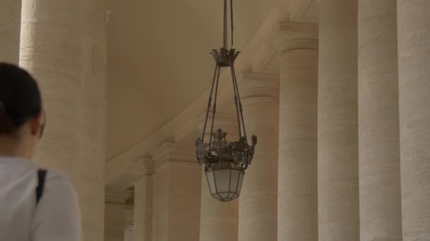 Lámpara Dentro Las Columnatas — Vídeos de Stock