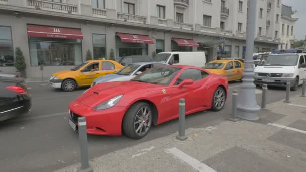 Red Lamborghini Και Άλλα Σταθμευμένα Αυτοκίνητα — Αρχείο Βίντεο
