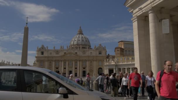 Turistas Saliendo Plaza San Pedro — Vídeo de stock