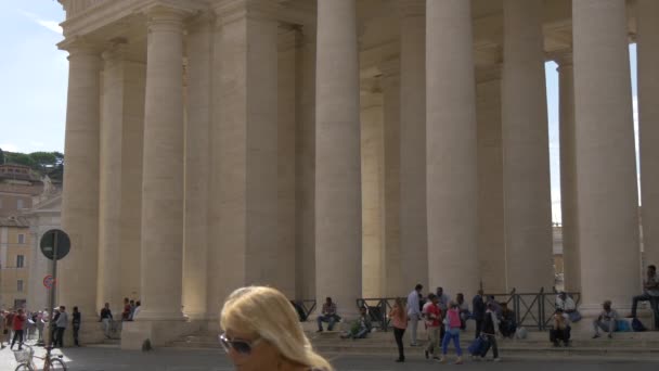 Menschen Entspannen Sich Den Kolonnaden — Stockvideo