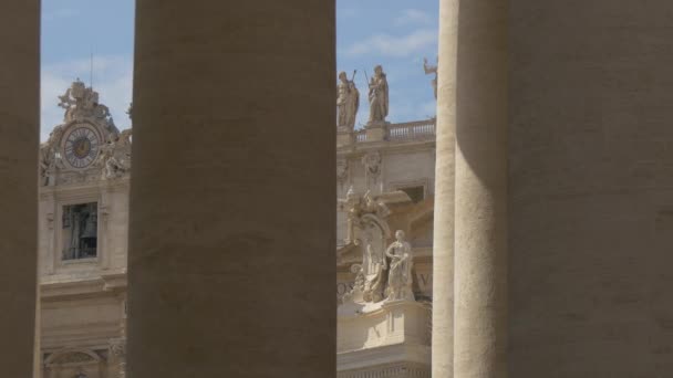 Estátuas Vistas Por Trás Das Colunas — Vídeo de Stock