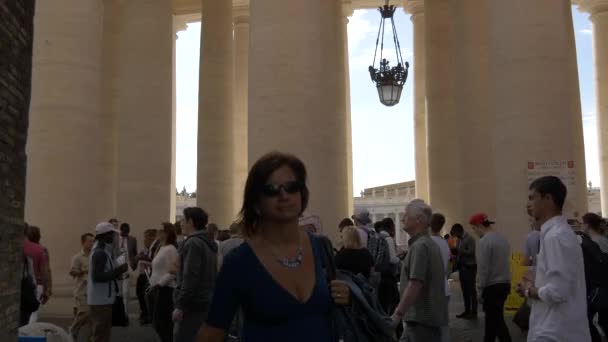 Colonnades Ziyaret Eden Turistler — Stok video
