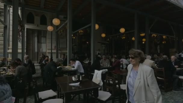 Menschen Essen Und Entspannen Einem Restaurant — Stockvideo