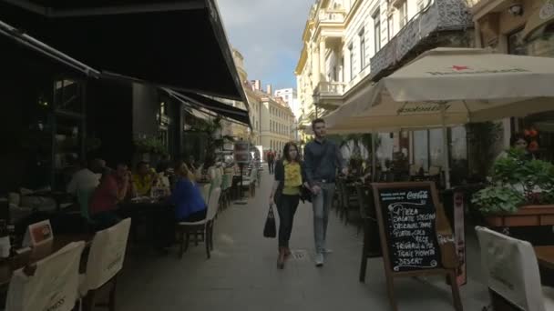 Caminar Por Una Calle Con Restaurantes — Vídeo de stock