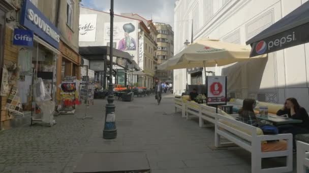 Hombres Caminando Smardan Street — Vídeo de stock