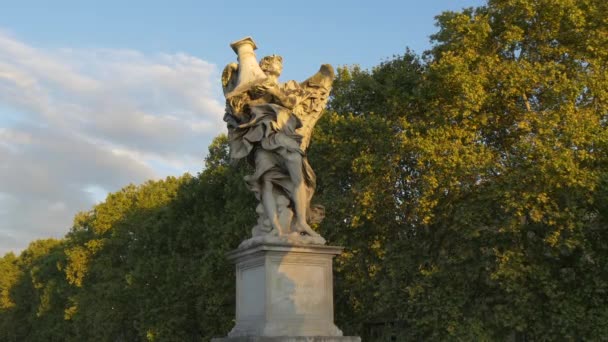 Скульптура Ангела Пьедестале — стоковое видео