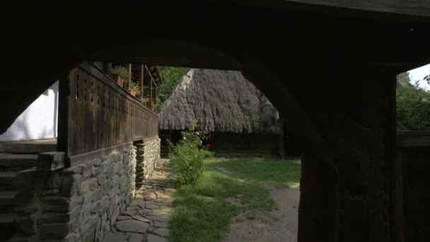 Παραδοσιακή Πύλη Και Σπίτι Στο Μουσείο Χωριού — Αρχείο Βίντεο