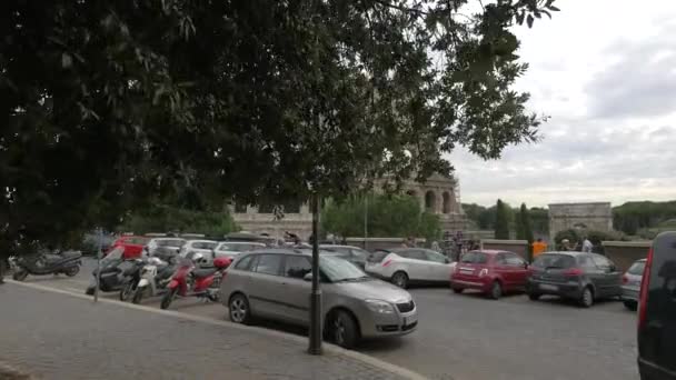 在竞技场附近停放的汽车和摩托车 — 图库视频影像