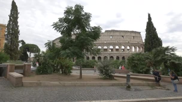 Entspannung Auf Dem Largo Gaetana Agnesi Der Nähe Des Kolosseums — Stockvideo