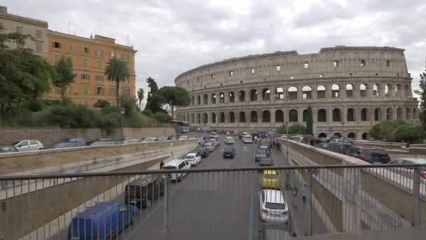 Coliseo Visto Desde Puente Peatonal Suspendido — Vídeos de Stock