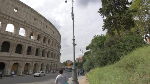 Colosseum Melletti Utcán Sétálok — Stock videók