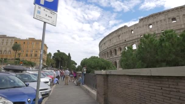 Menschen Stehen Der Nähe Des Kolosseums — Stockvideo