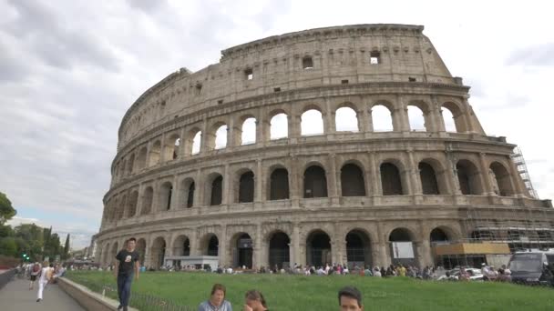 Kolezyum Etrafında Dolaşan Turistler — Stok video