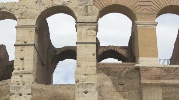 Die Bögen Und Säulen Des Kolosseums — Stockvideo