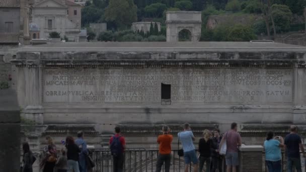 セプティミウス セヴェルスのアーチを賞賛する観光客 — ストック動画