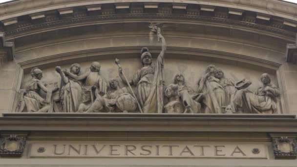 Бухарестский Университет Фриз Статуями — стоковое видео