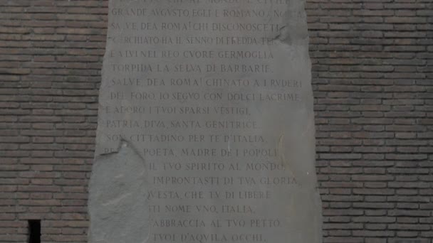 Inclinazione Verso Basso Una Targa Commemorativa — Video Stock