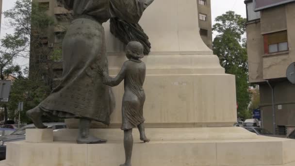 Estatuas Mujer Niño Pie Cerca Del Pedestal — Vídeos de Stock