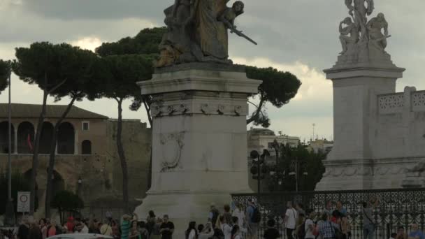 Piazza Venezia Daki Anıtın Yakınındaki Turistler — Stok video