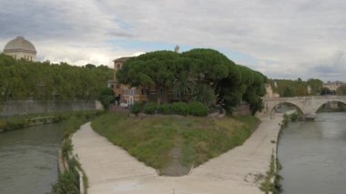 Isola Tiberina ve Ponte Cesto 