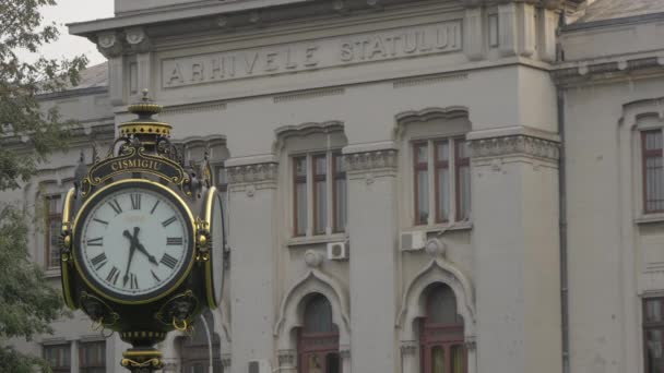 国家档案馆前的古董钟 — 图库视频影像