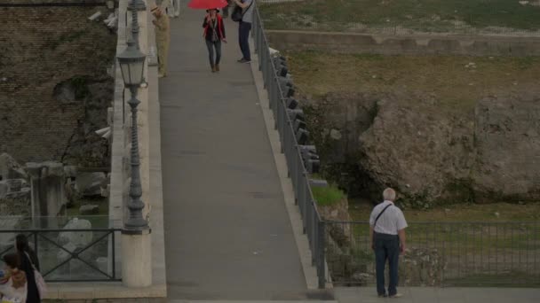 Mensen Lopen Een Brug Bij Trajanus Forum — Stockvideo