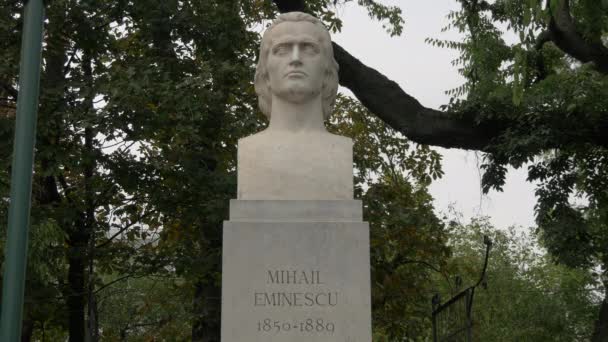 Mihai Eminescu Buste Standbeeld — Stockvideo