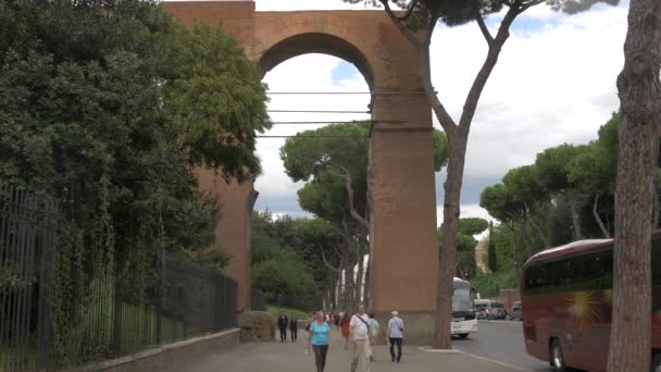 Wandelen Onder Het Nero Aquaduct — Stockvideo