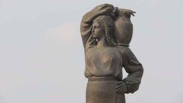 Standbeeld Van Een Vrouw Die Een Pot Vasthoudt — Stockvideo