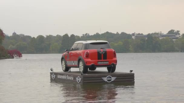 Mini Cooper Auto Drijvend Een Houten Platform — Stockvideo