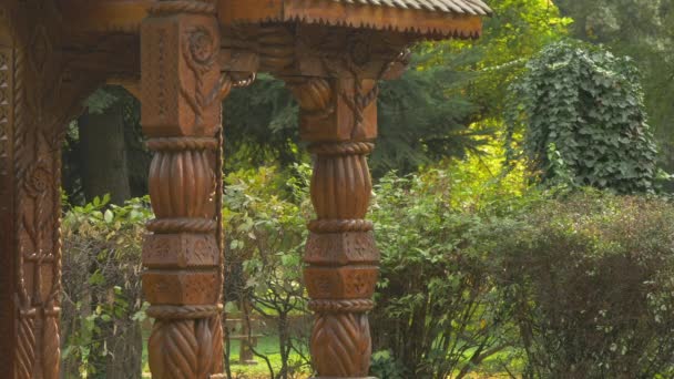 Widok Drewnianych Rzeźbionych Kolumn — Wideo stockowe