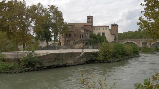 Chiesa San Bartolomeo All Isola Vicino Fiume Tevere — Video Stock