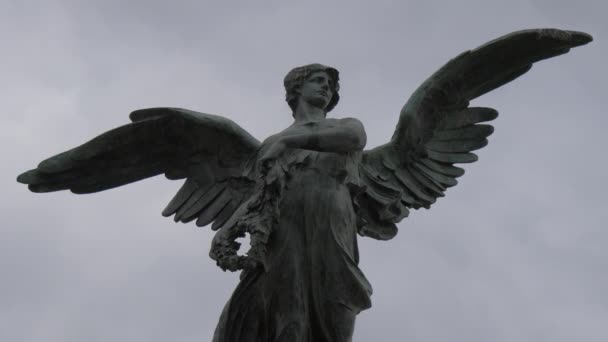 Standbeeld Van Een Engel Met Bloemenslinger — Stockvideo