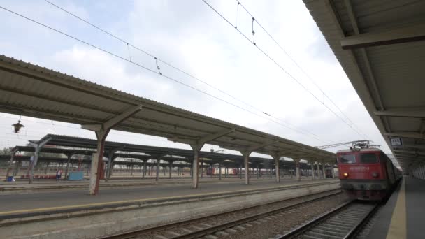 Tåg Som Lämnar Bukarests Norra Järnvägsstation — Stockvideo