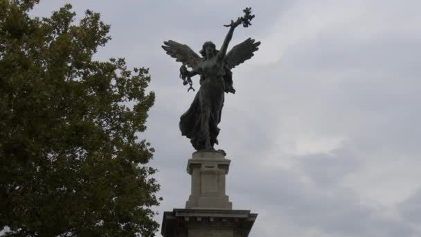 Patung Yang Mewakili Malaikat Yang Memegang Buket Bunga — Stok Video