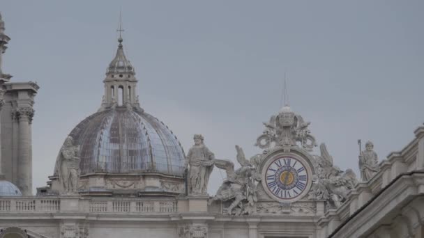 Orologio Con Sculture Vicino Una Cupola — Video Stock