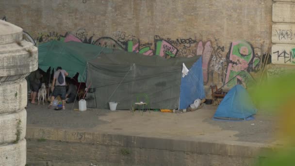 Hajléktalanok Ponte Giuseppe Mazzini Vezetésével — Stock videók