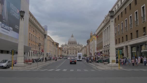 从Via Della Conciliazione看到的圣彼得教堂 — 图库视频影像
