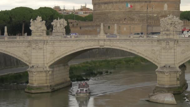 Boot Varen Onder Ponte Vittorio Emanuele — Stockvideo