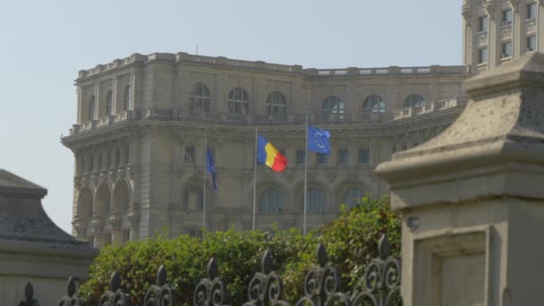 三面旗帜在一座建筑物前飘扬 — 图库视频影像